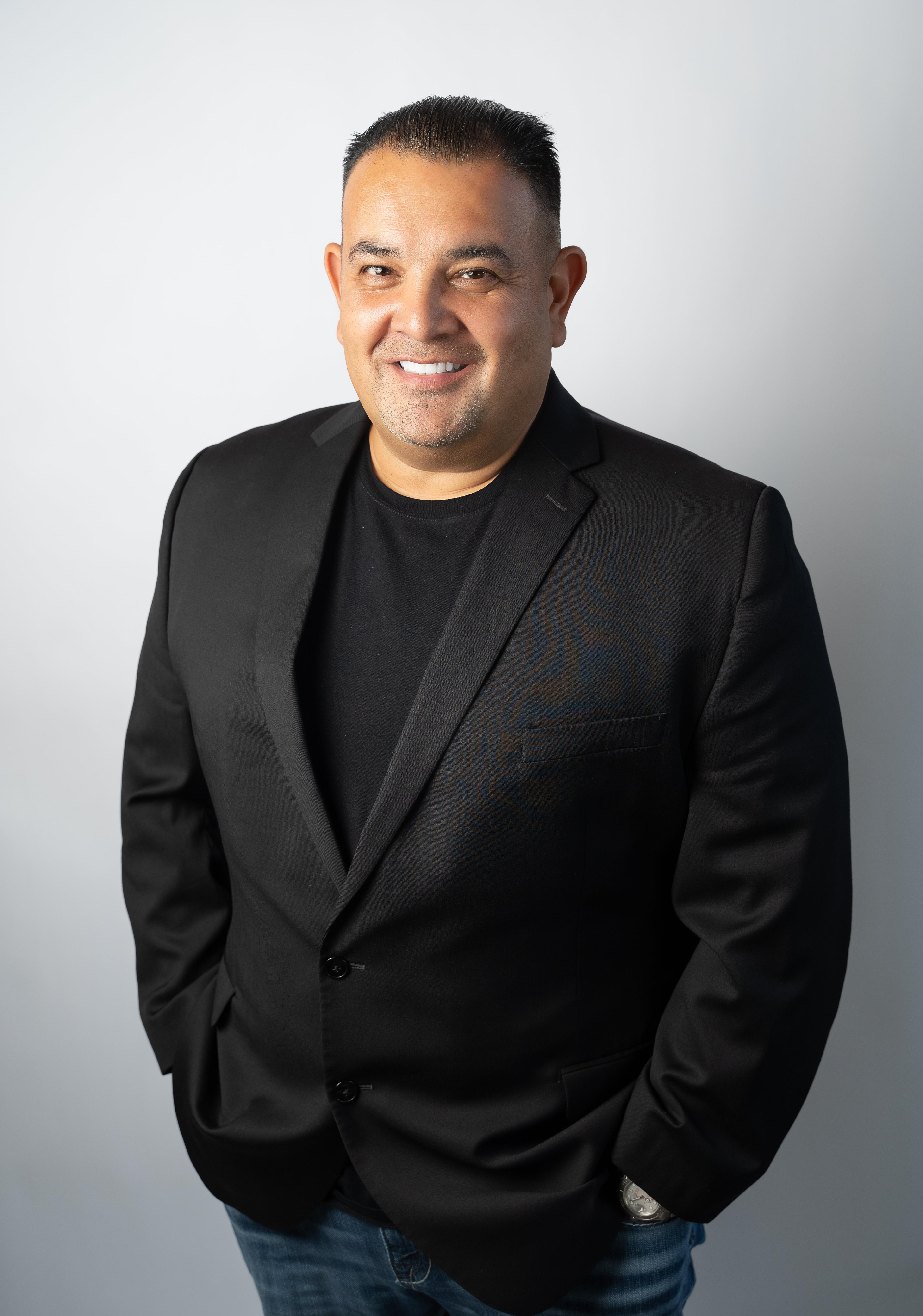 Robert Olivas headshot